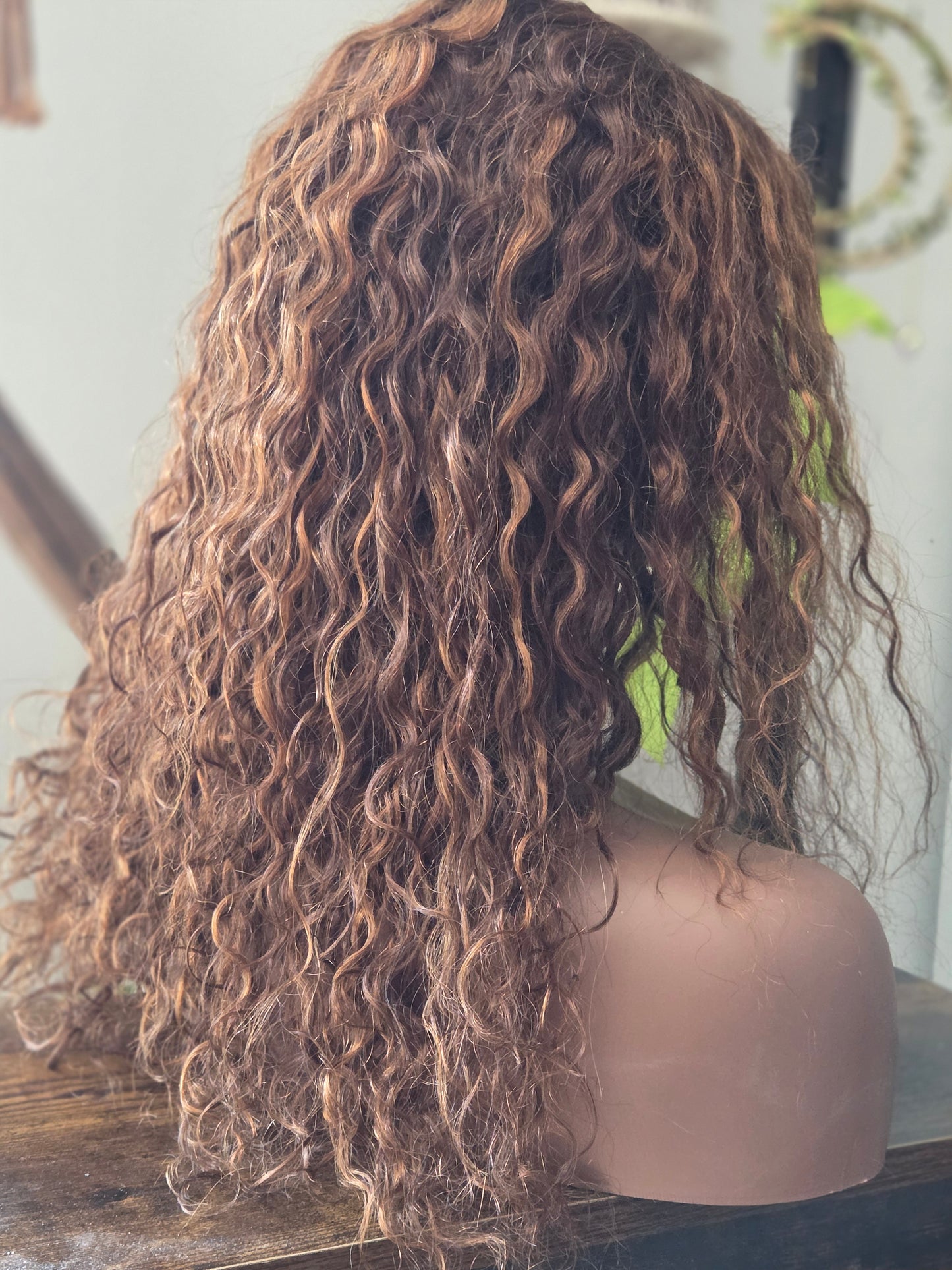 CARLOTA-Perruque Ondulée 18" couleur blond/chocolat