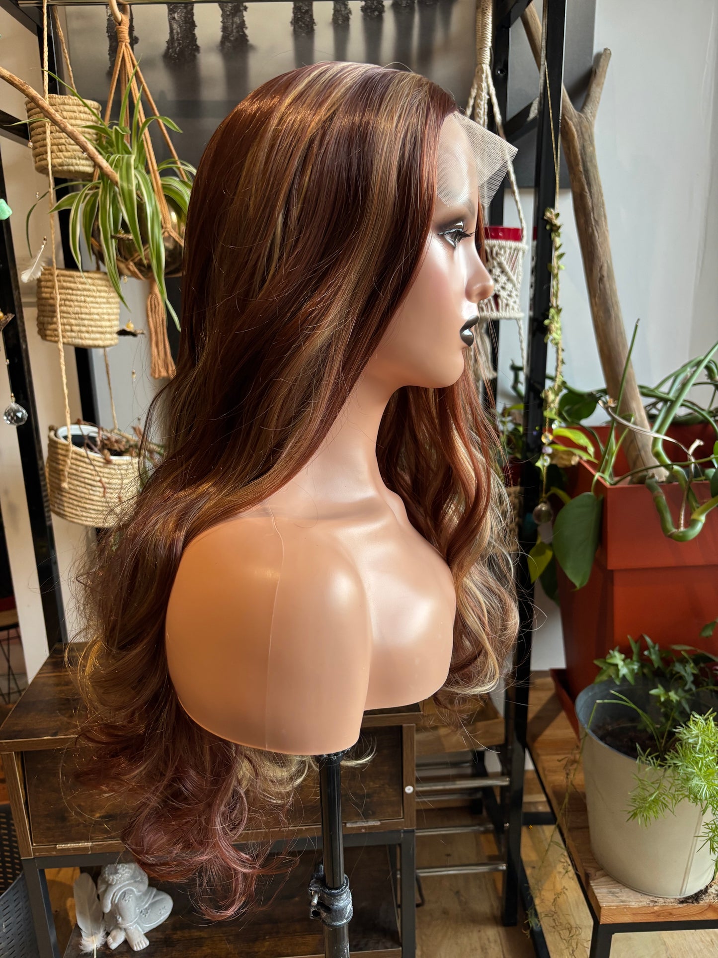 CIARA – Perruque synthétique glueless ondulée 67cm (26”) – Marron blond – Lace 13x4