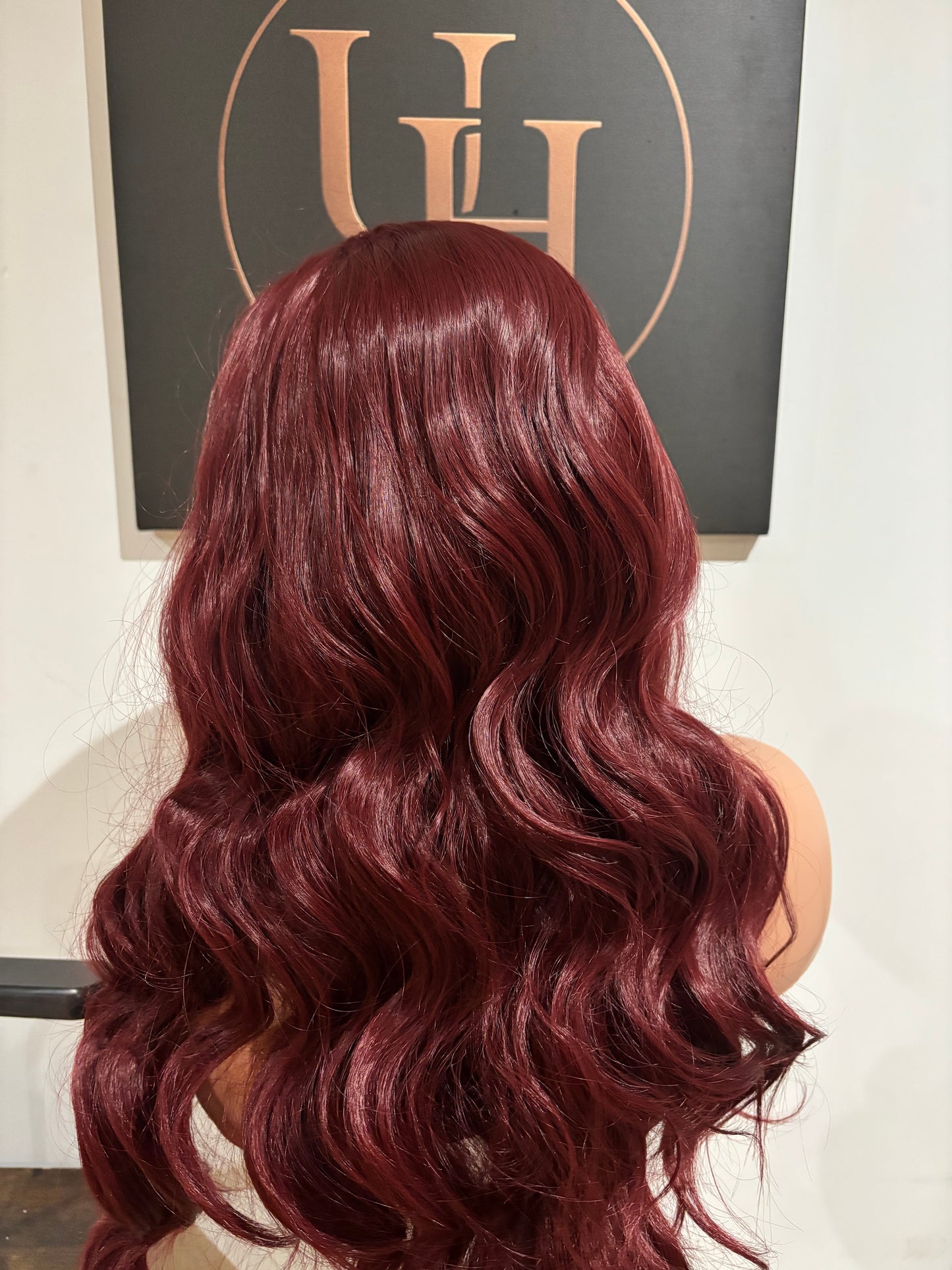 Olivia – Perruque Synthétique Lace Front Ondulée Rouge Intense