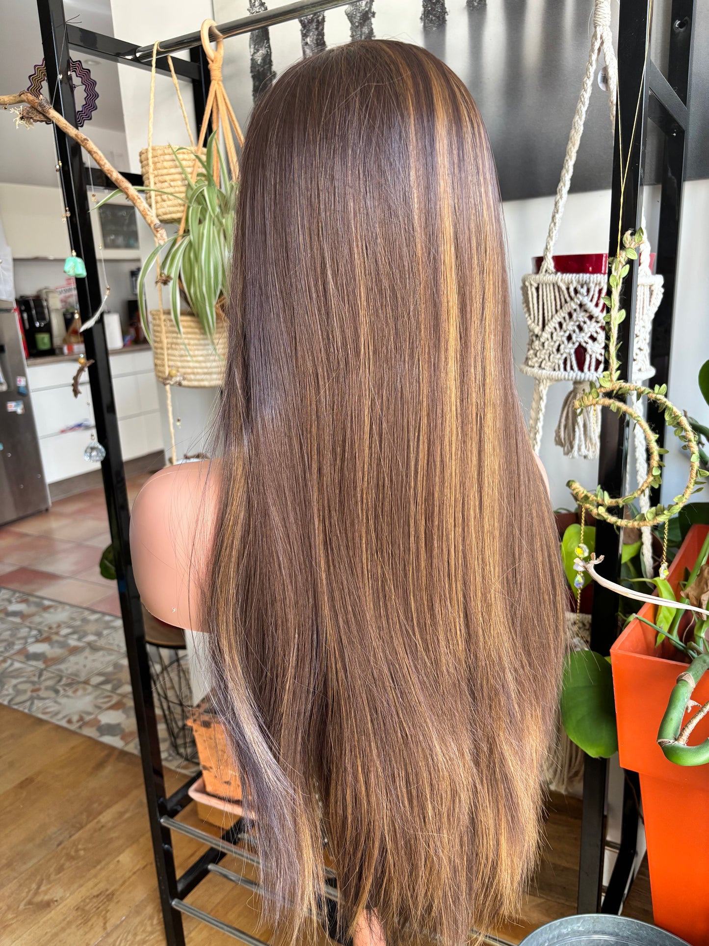 Belinda – Perruque Synthétique Premium Châtain Lisse