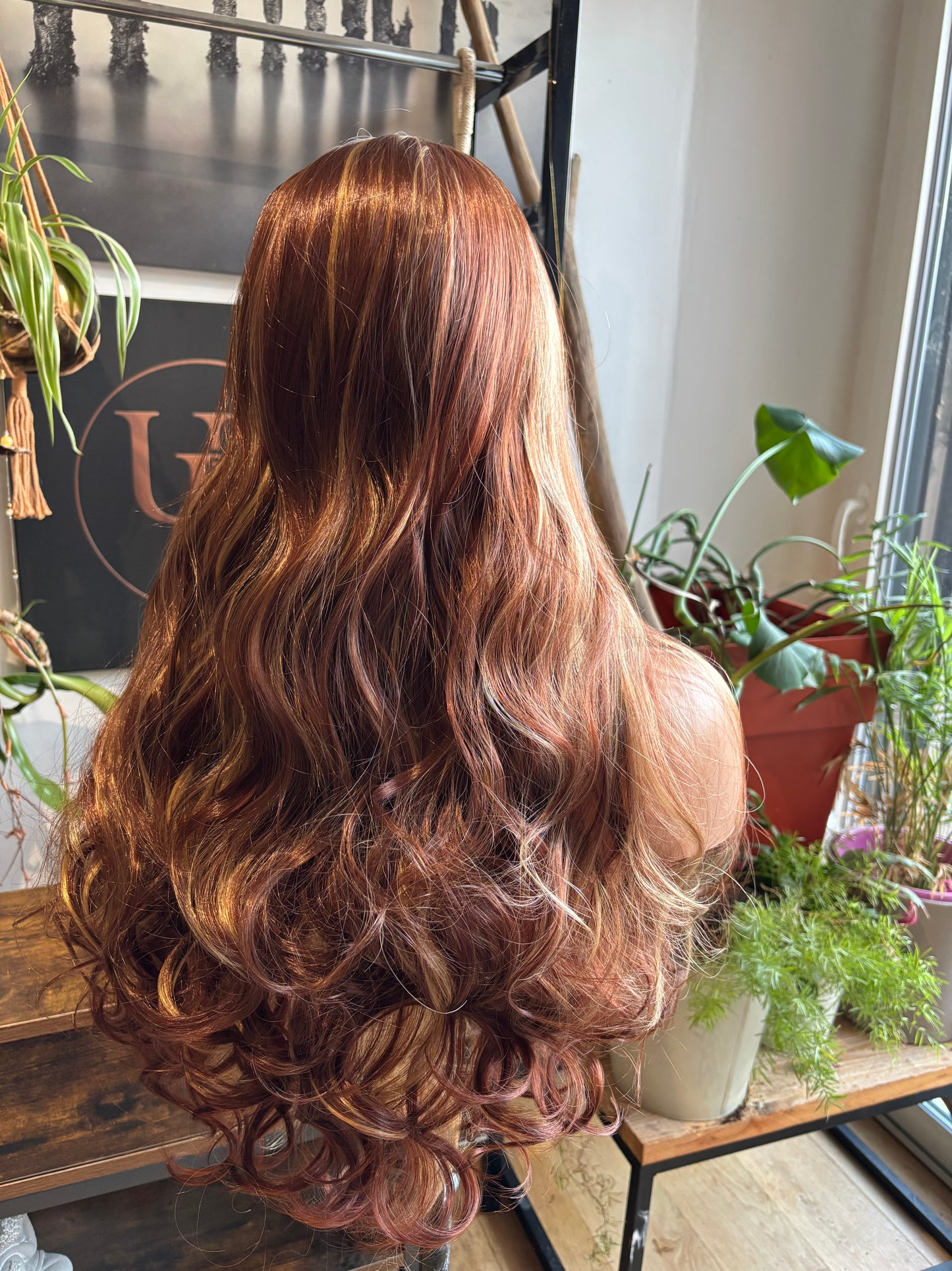 CIARA – Perruque synthétique glueless ondulée 67cm (26”) – Marron blond – Lace 13x4