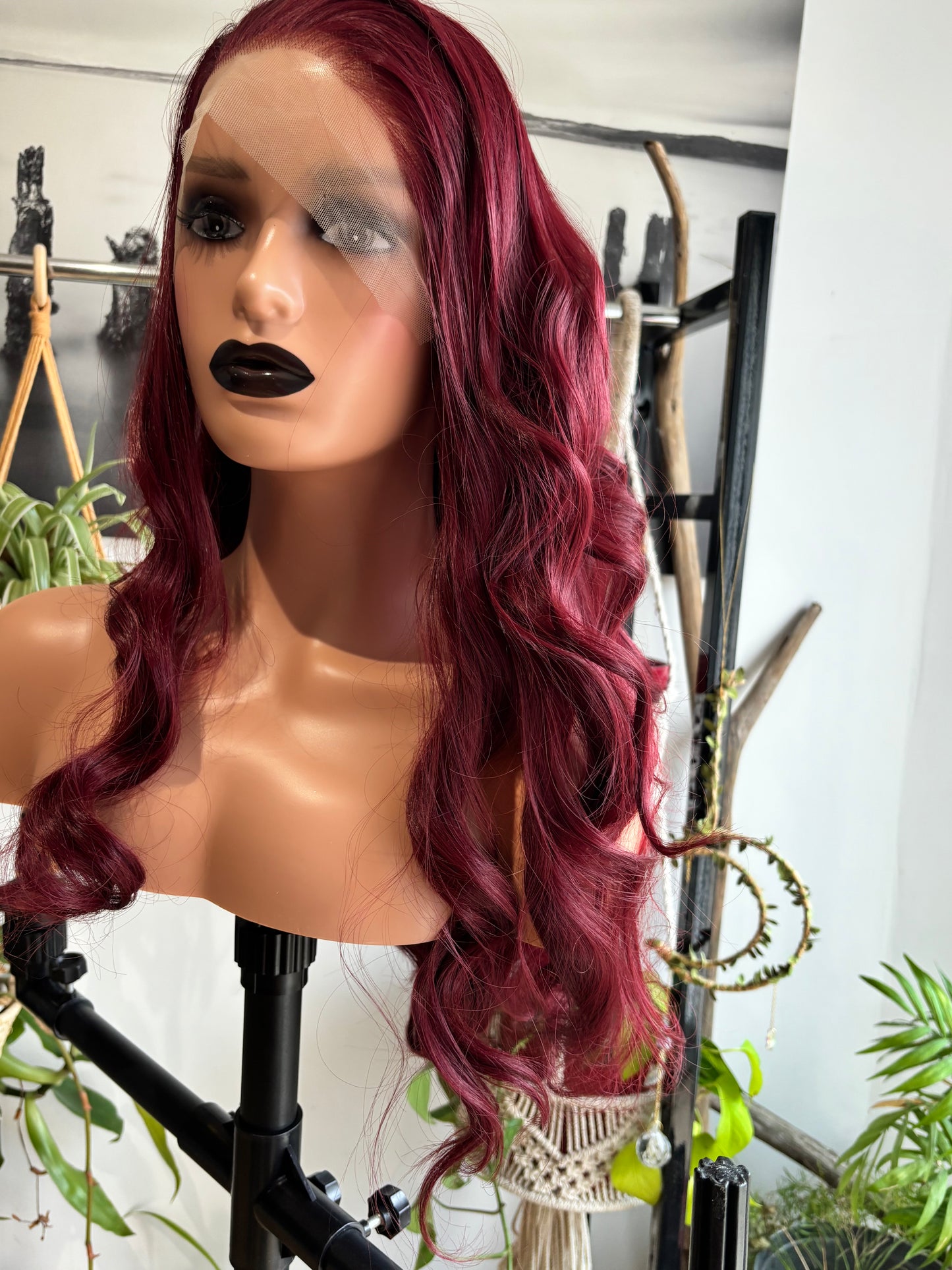 Olivia – Perruque Synthétique Lace Front Ondulée Rouge Intense