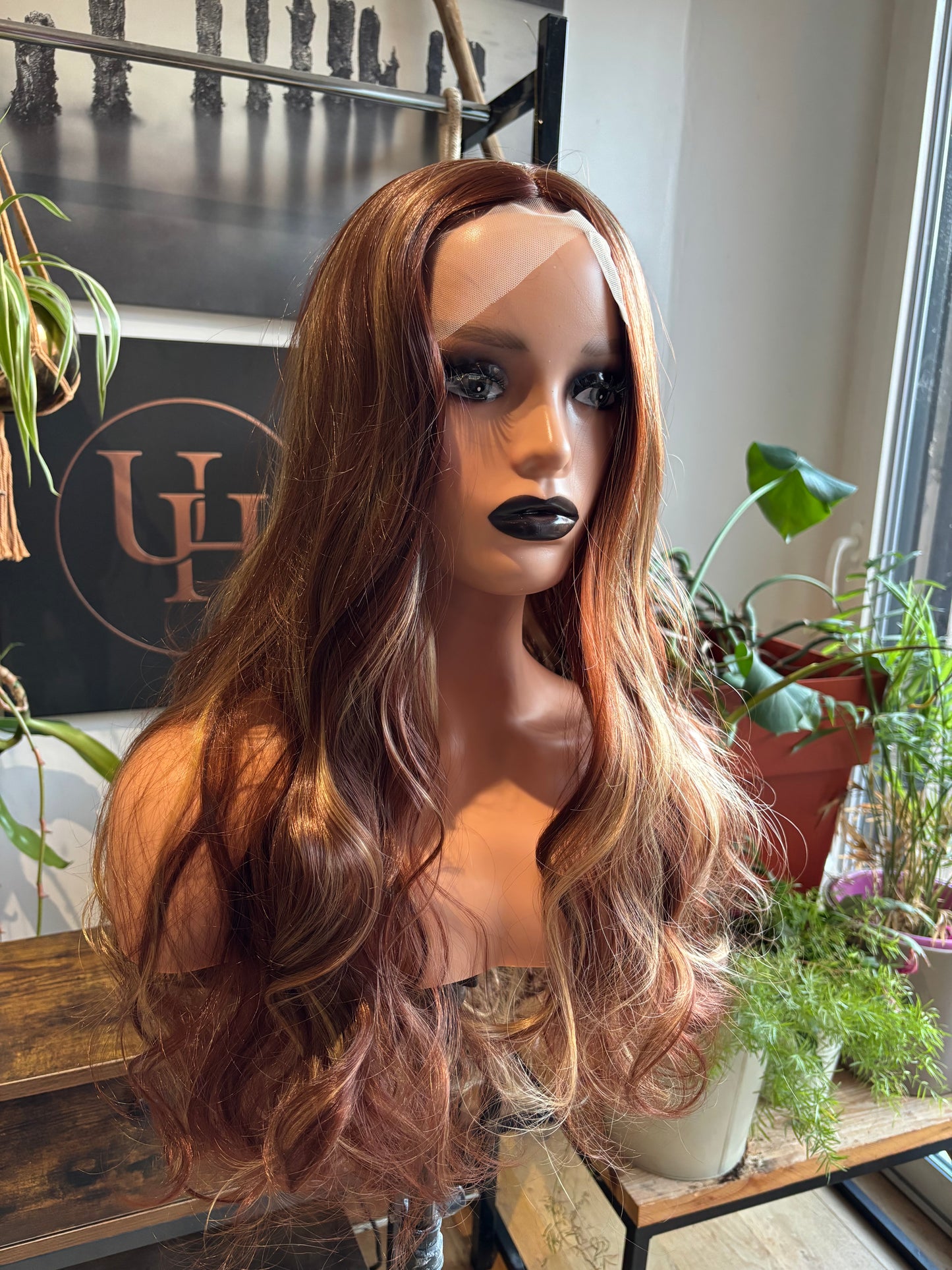 CIARA – Perruque synthétique glueless ondulée 67cm (26”) – Marron blond – Lace 13x4