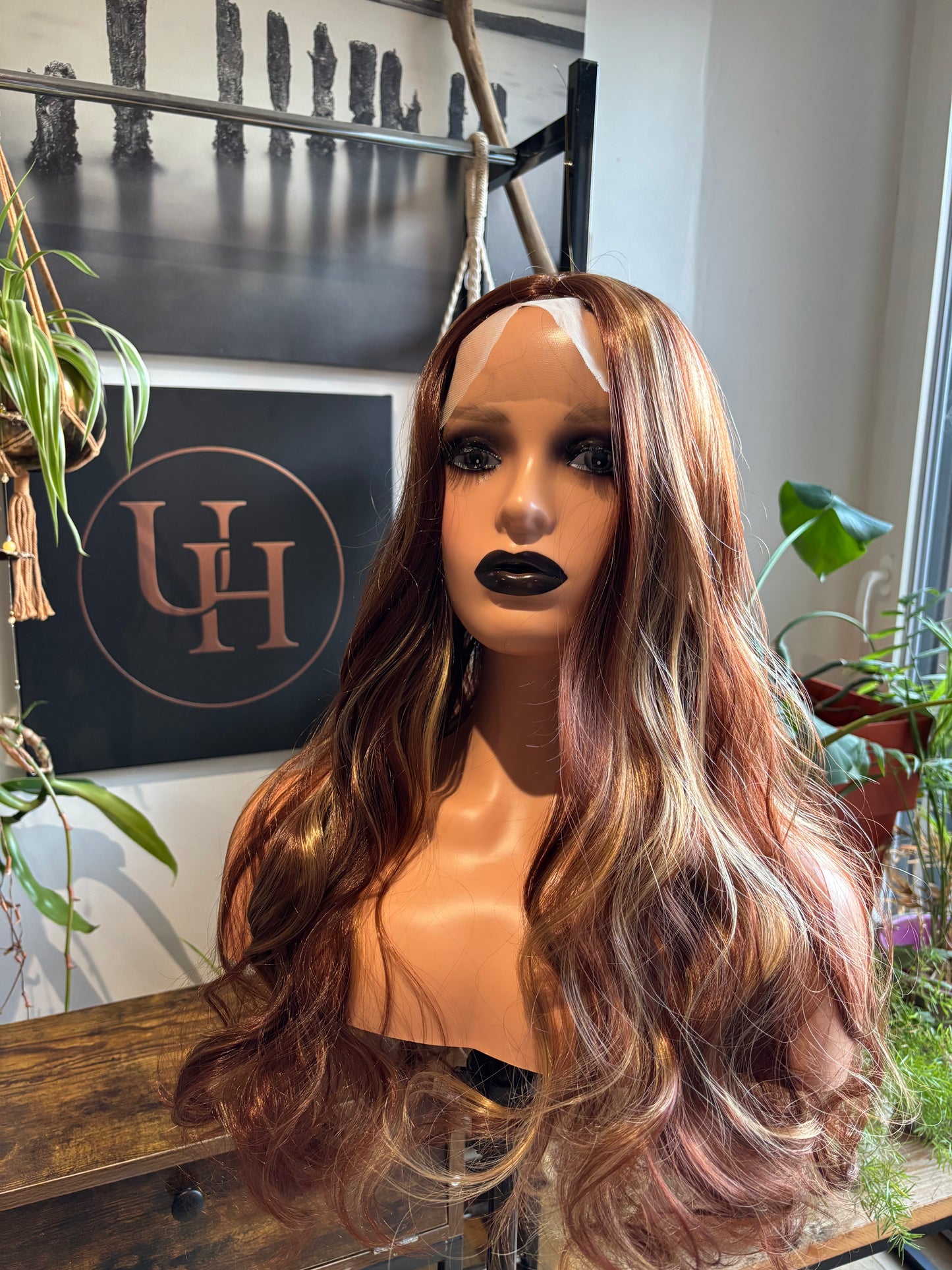 CIARA – Perruque synthétique glueless ondulée 67cm (26”) – Marron blond – Lace 13x4