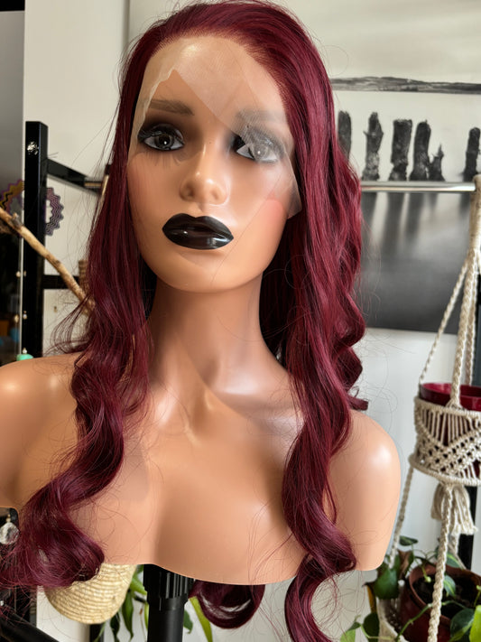 Olivia – Perruque Synthétique Lace Front Ondulée Rouge Intense