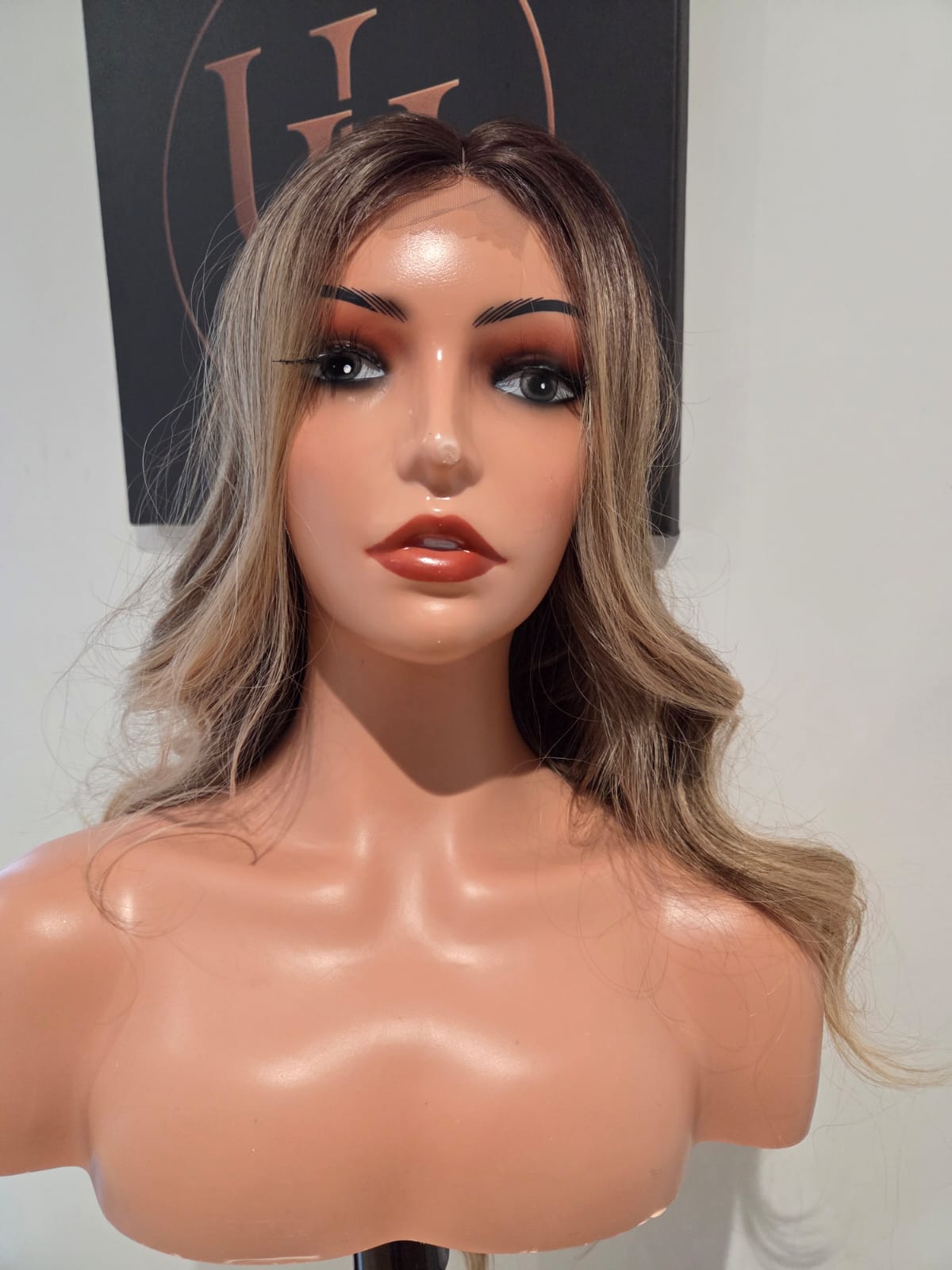 Claudia – Perruque Synthétique Premium Élégance Naturelle